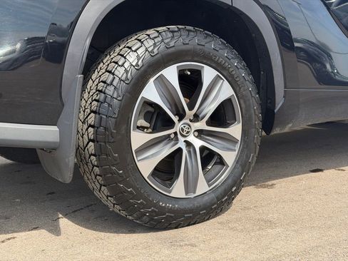 Used 2020 Toyota Highlander XLE image 22