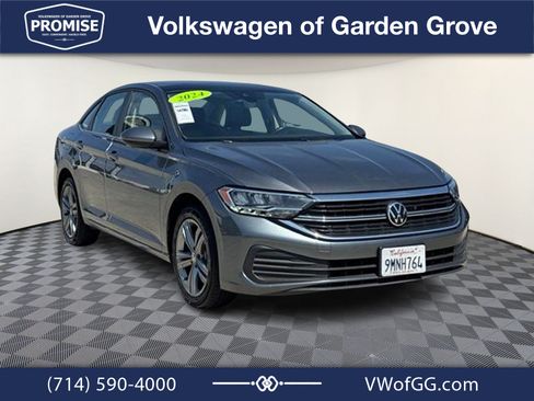 Used 2024 Volkswagen Jetta SE FWD image 2