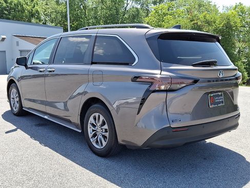 Used 2024 Toyota Sienna XLE FWD image 5