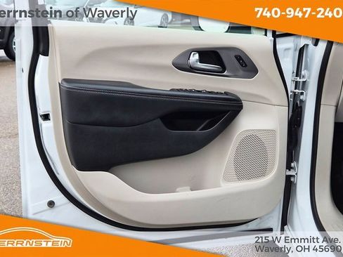 Used 2023 Chrysler Pacifica Touring-L image 16