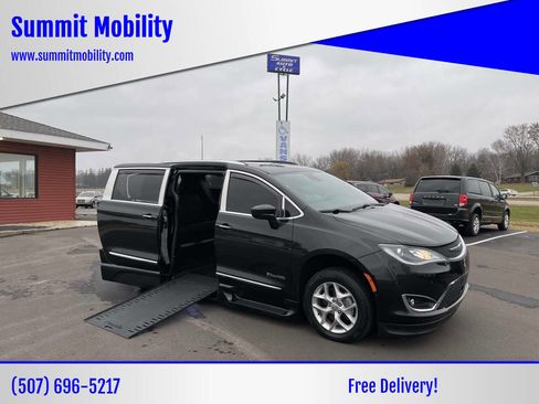 Used 2019 Chrysler Pacifica Touring-L image 1