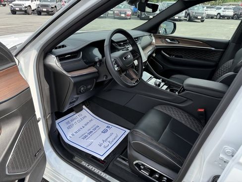 Used 2024 Jeep Grand Cherokee Summit w/ Luxury Tech Group V AWD/4WD image 10