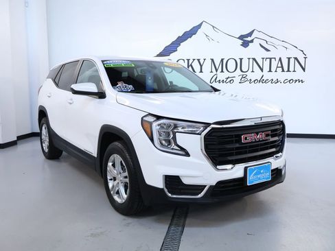 Used 2024 GMC Terrain SLE image 1