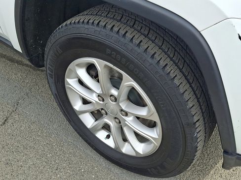 Used 2021 Jeep Grand Cherokee Laredo image 9