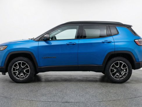 Used 2025 Jeep Compass Trailhawk image 5