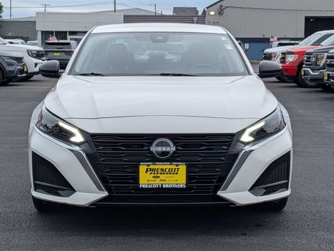 Used 2025 Nissan Altima 2.5 SV FWD image 2