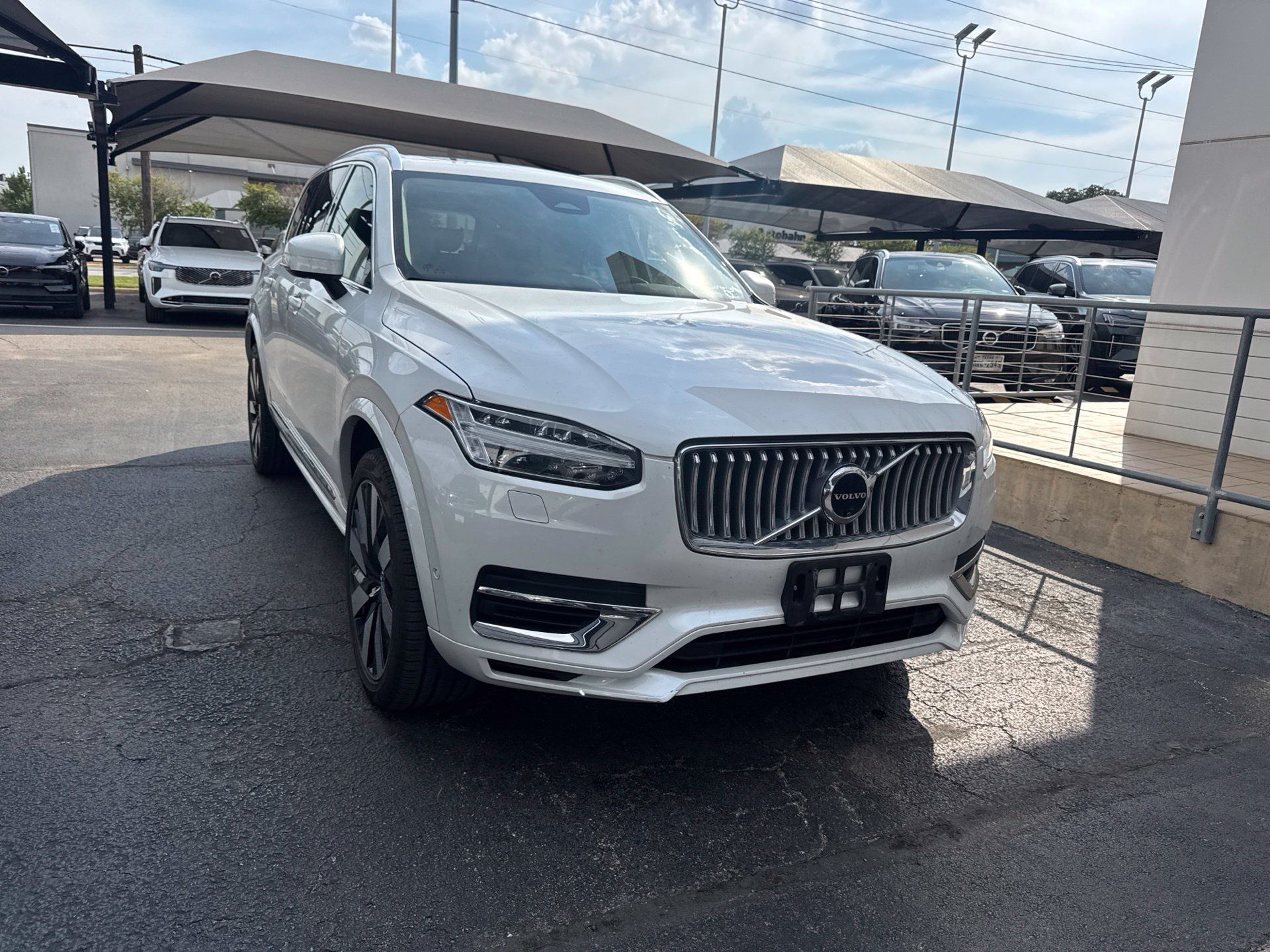 Used 2024 Volvo XC90 T8 Plus w/ Protection Package Premier AWD/4WD image 3