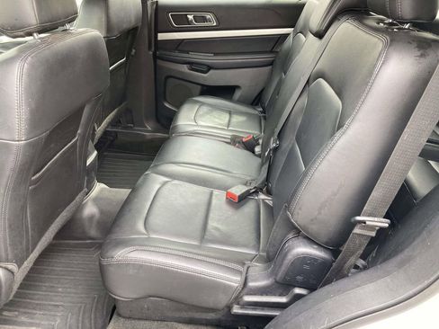 Used 2016 Ford Explorer XLT w/ Equipment Group 202A image 10
