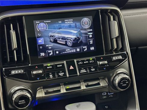 Used 2023 Lexus LX 600 4WD w/ Luxury Package image 17