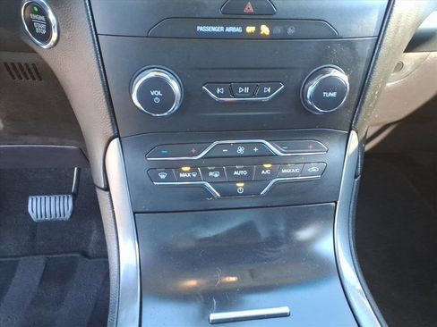 Used 2020 Ford Edge SE image 19