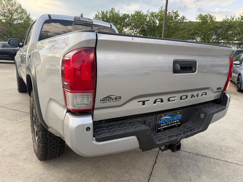 Used 2019 Toyota Tacoma TRD Off-Road w/ Technology Package image 3