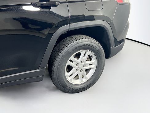 Used 2023 Jeep Grand Cherokee Laredo w/ Luxury Tech Group I image 30