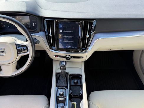 Used 2019 Volvo S60 T5 Momentum w/ Premium Package FWD image 10