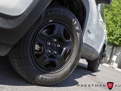 Used 2022 Jeep Renegade Latitude AWD/4WD image 9
