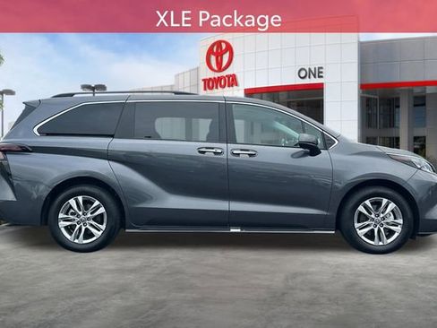 Used 2025 Toyota Sienna XLE image 3