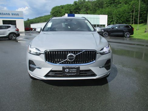 Certified 2022 Volvo XC60 B5 Momentum w/ Climate Package AWD/4WD image 2