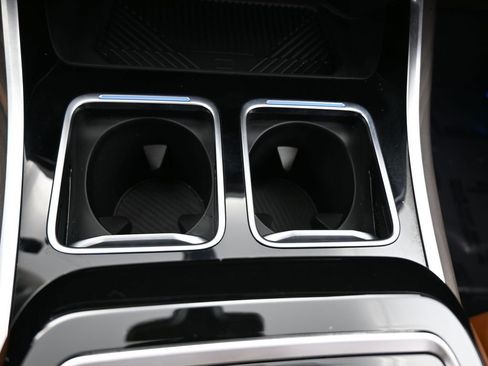 Used 2025 BMW 740i xDrive image 31