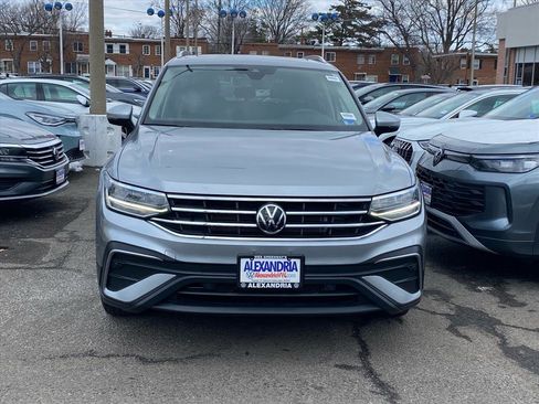 Used 2023 Volkswagen Tiguan SE w/ Panoramic Sunroof Package image 5