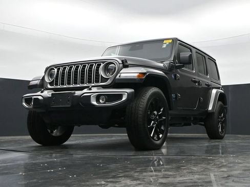 Used 2025 Jeep Wrangler Unlimited Sahara w/ Safety Group AWD/4WD image 39