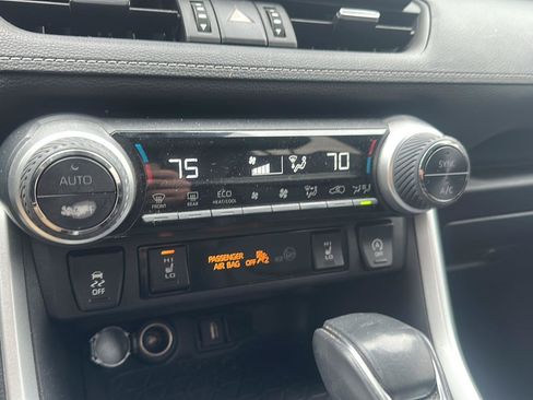 Used 2022 Toyota RAV4 XLE Premium image 19