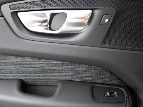 Certified 2025 Volvo XC60 B5 Core w/ Protection Package Premier image 31