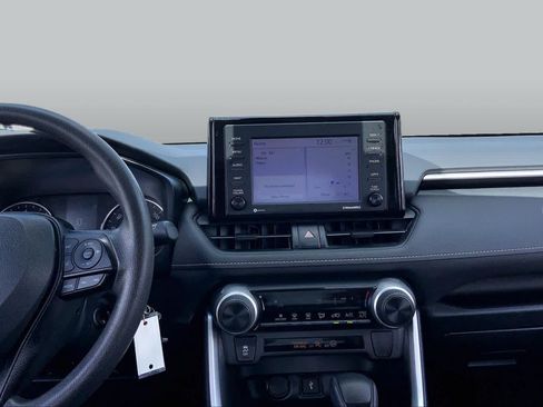 Used 2020 Toyota RAV4 LE FWD image 7
