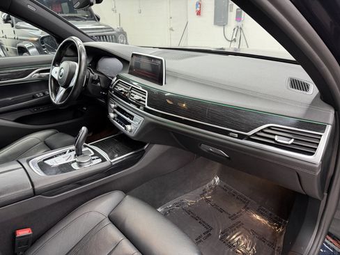 Used 2021 BMW 740i w/ M Sport Package image 18