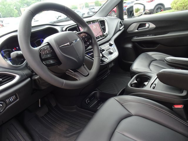 Used 2024 Chrysler Pacifica Limited w/ Uconnect Theater Family Group FWD image 12