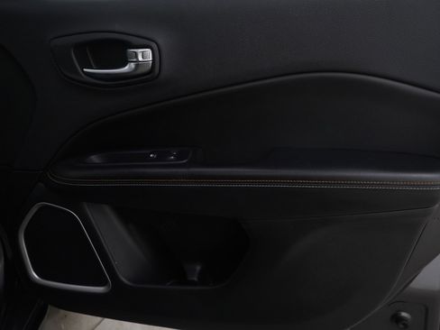 Used 2018 Jeep Compass Latitude w/ Popular Equipment Group image 9