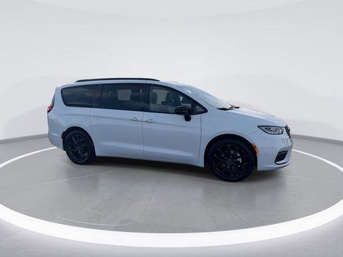 New 2026 Chrysler Pacifica Select w/ S Appearance Package image 2