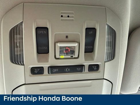 Used 2020 Toyota Highlander XLE AWD/4WD image 33