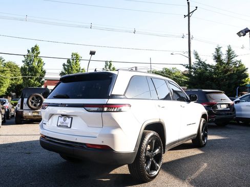 Used 2023 Jeep Grand Cherokee Altitude AWD/4WD image 6