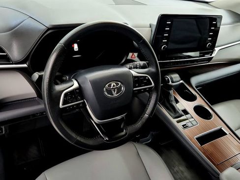 Certified 2024 Toyota Sienna XLE FWD image 25