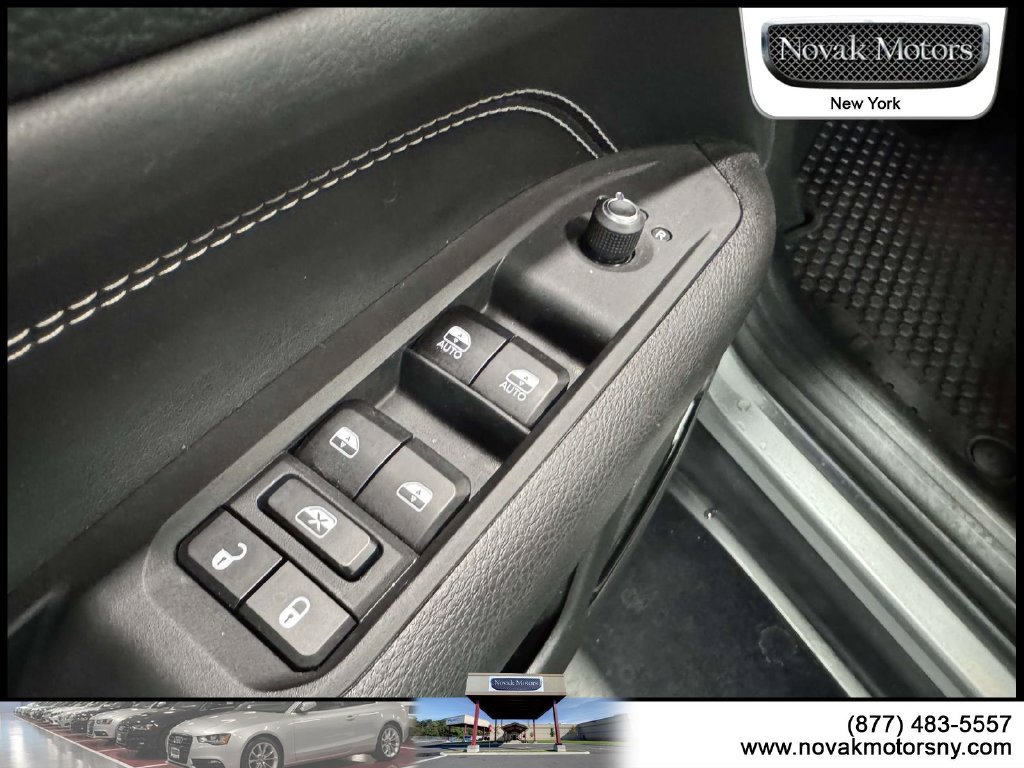 Used 2023 Jeep Compass Latitude w/ Sun and Sound Group AWD/4WD image 18
