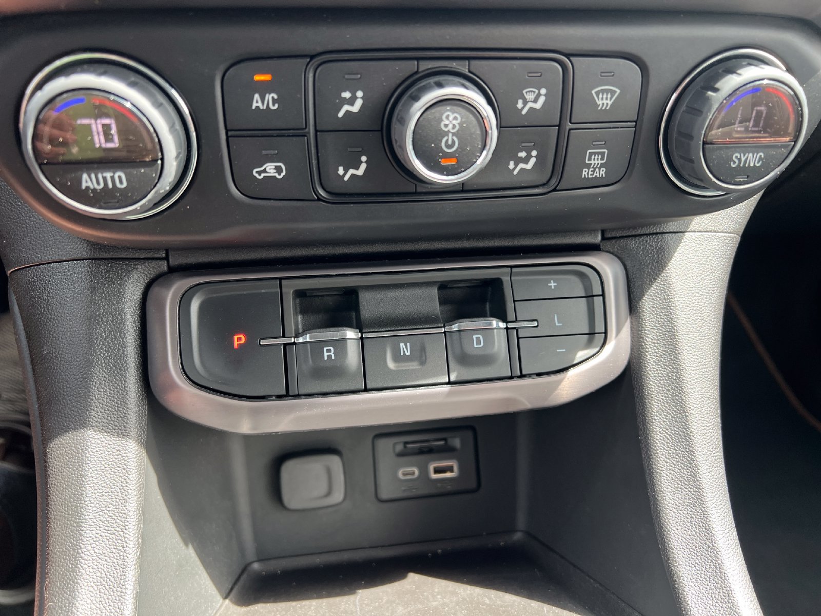 Used 2022 GMC Acadia AT4 w/ Technology Package AWD/4WD image 11