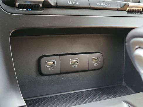 Used 2024 Kia Carnival LX FWD image 28