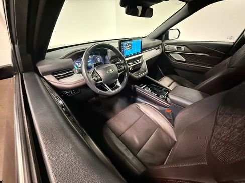 Used 2025 Ford Explorer Platinum w/ LUX Leather Package AWD/4WD image 2