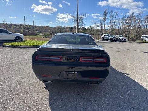 Used 2019 Dodge Challenger SXT image 4