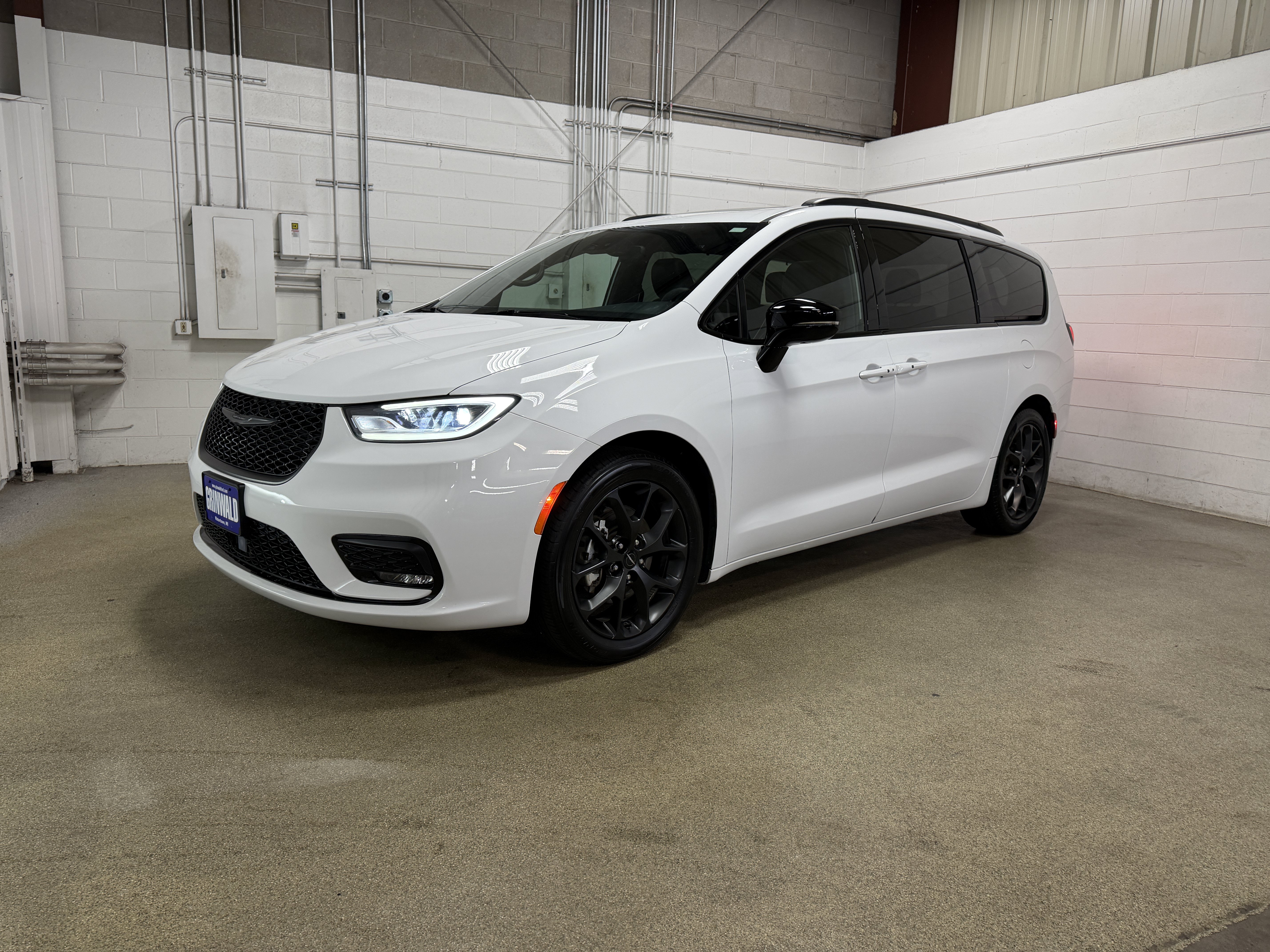 Used 2025 Chrysler Pacifica Limited FWD image 2