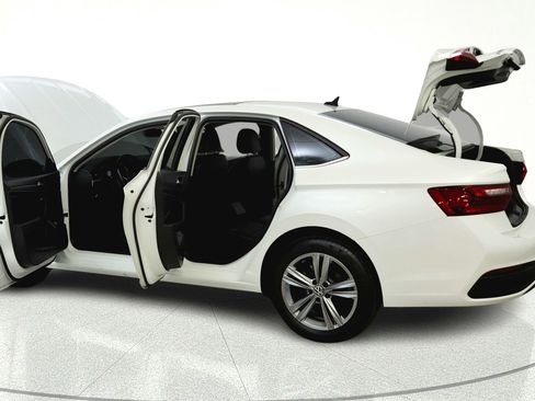 Used 2022 Volkswagen Jetta SE w/ Panoramic Sunroof Package FWD image 12