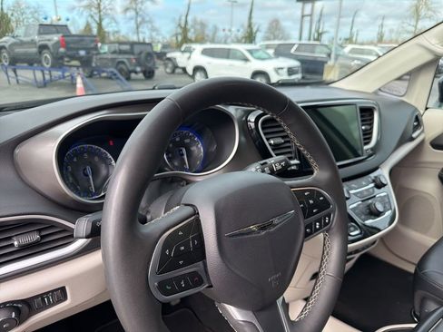 Used 2024 Chrysler Pacifica Touring-L image 9