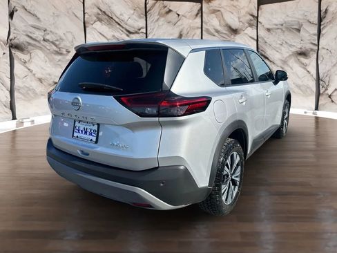 Used 2023 Nissan Rogue SV image 3