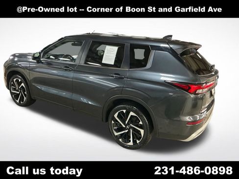 Used 2024 Mitsubishi Outlander SE AWD/4WD image 3