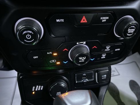 Used 2018 Jeep Renegade Latitude w/ Cold Weather Group image 22