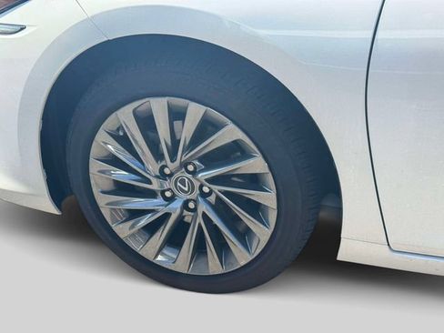 Used 2024 Lexus ES 300h w/ Luxury Package FWD image 10
