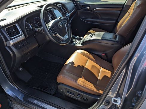 Used 2019 Toyota Highlander Limited w/ Carpet Mat Package (TMS) AWD/4WD image 9