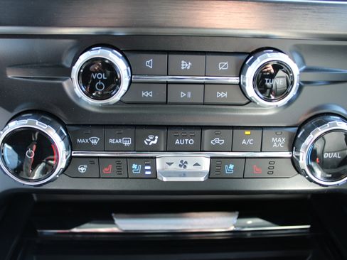 Used 2024 Ford F250 Lariat w/ Tremor Off-Road Package AWD/4WD image 29