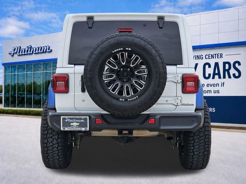 Used 2018 Jeep Wrangler Unlimited Sahara AWD/4WD image 8