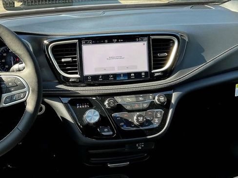 New 2026 Chrysler Pacifica Select image 8