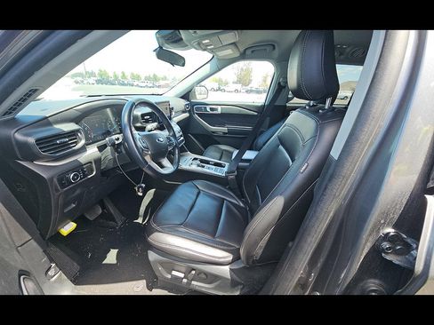 Used 2023 Ford Explorer XLT w/ Equipment Group 202A RWD image 4